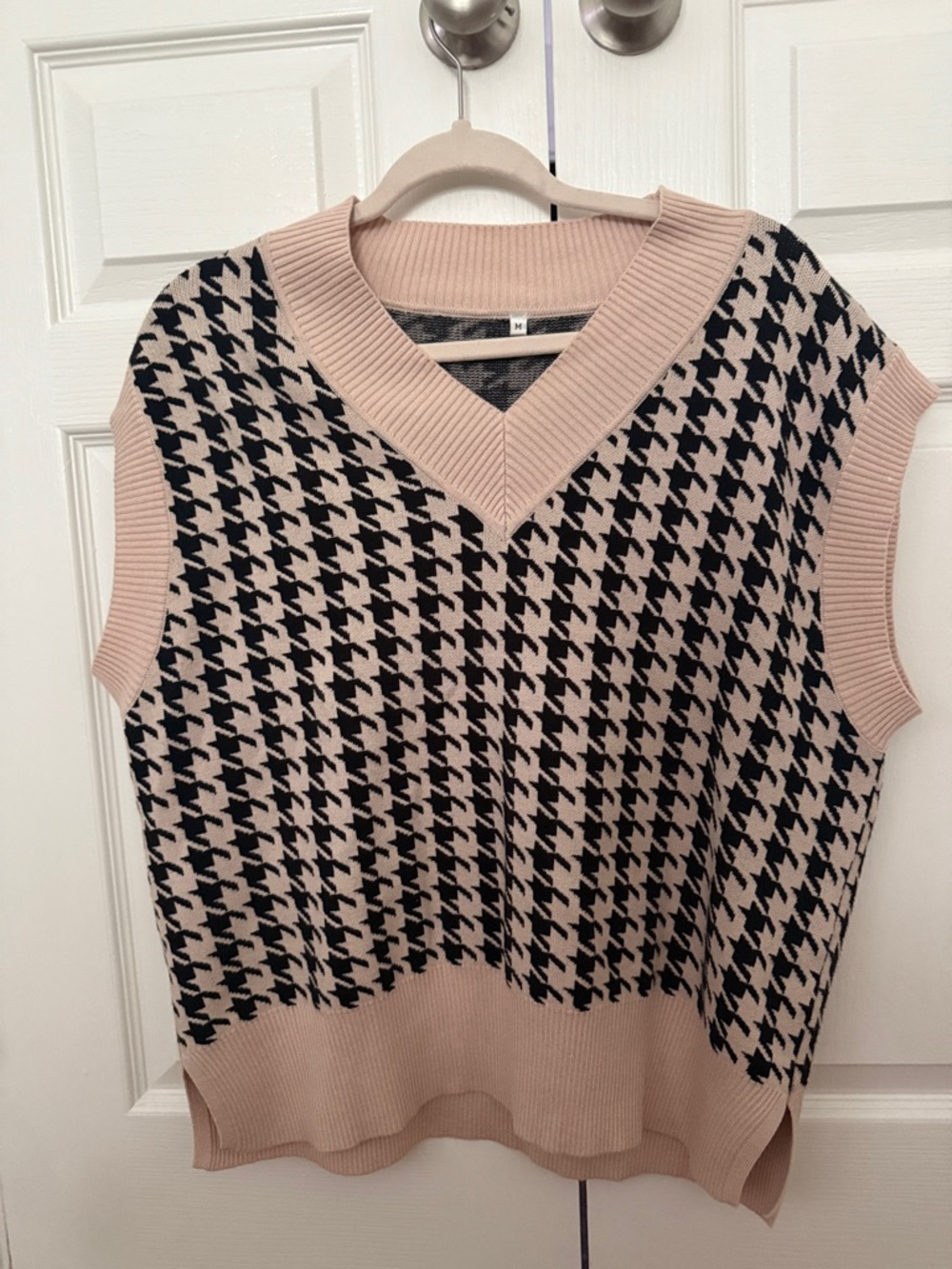Amazon cream and Black Houndstooth V-Neck Sweater Vest size M